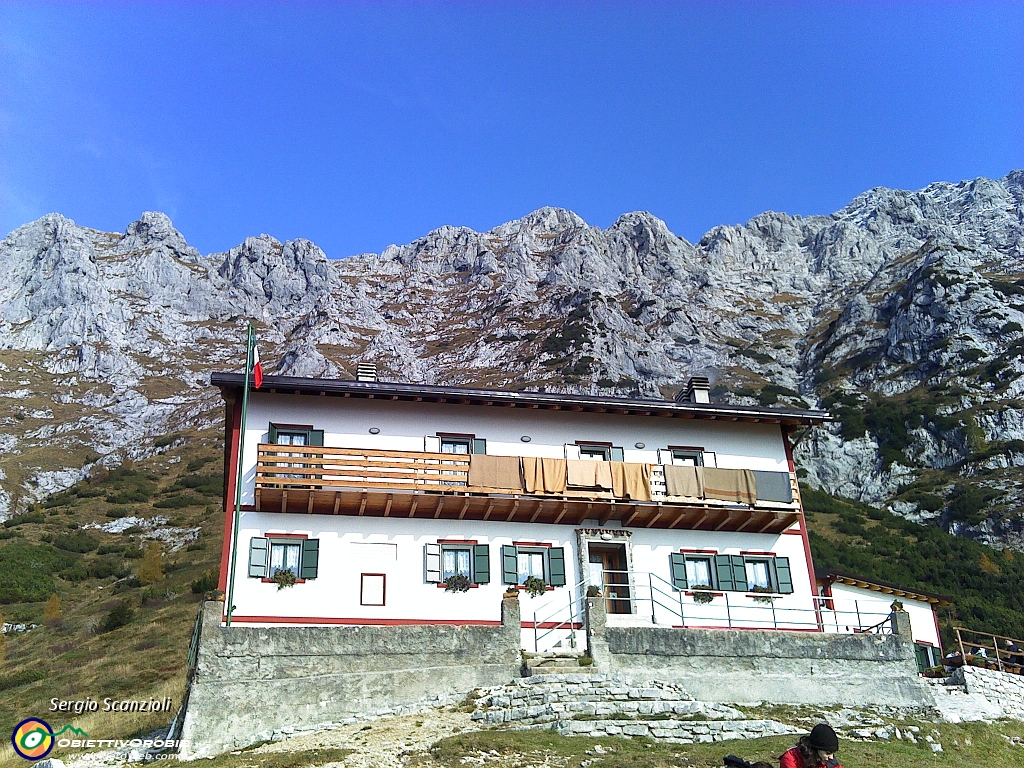 53 Dietro il rifugio una parete imponente.jpg